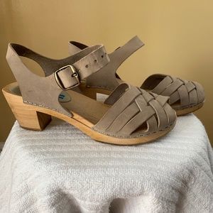 Moheda Beige Clogs